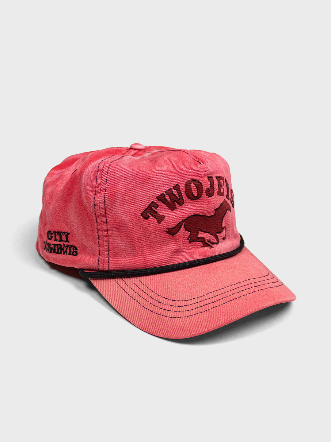 TwoJeys Sunfaded Cap Red – schuin vooraanzicht met faded look