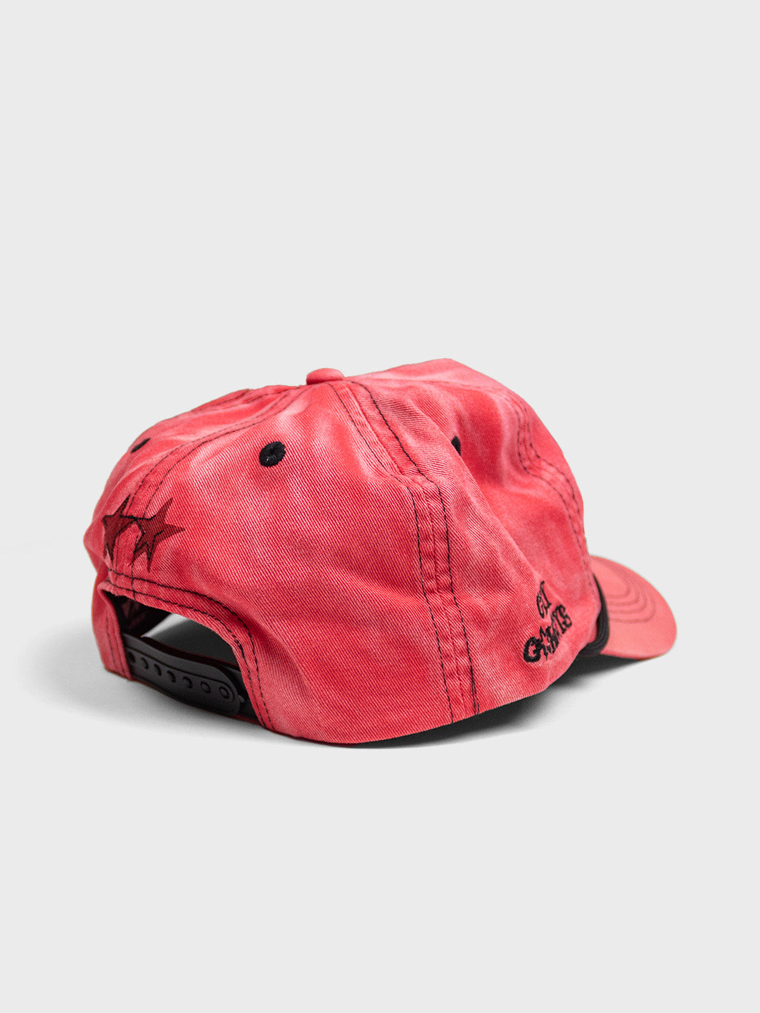 TwoJeys Sunfaded Cap Red – schuin achteraanzicht met verstelbare strap