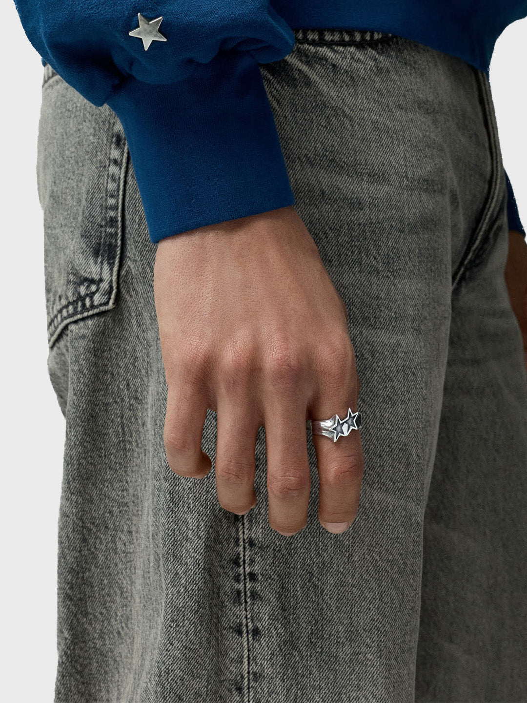TwoJeys Tilted Icon Ring Silver – op model