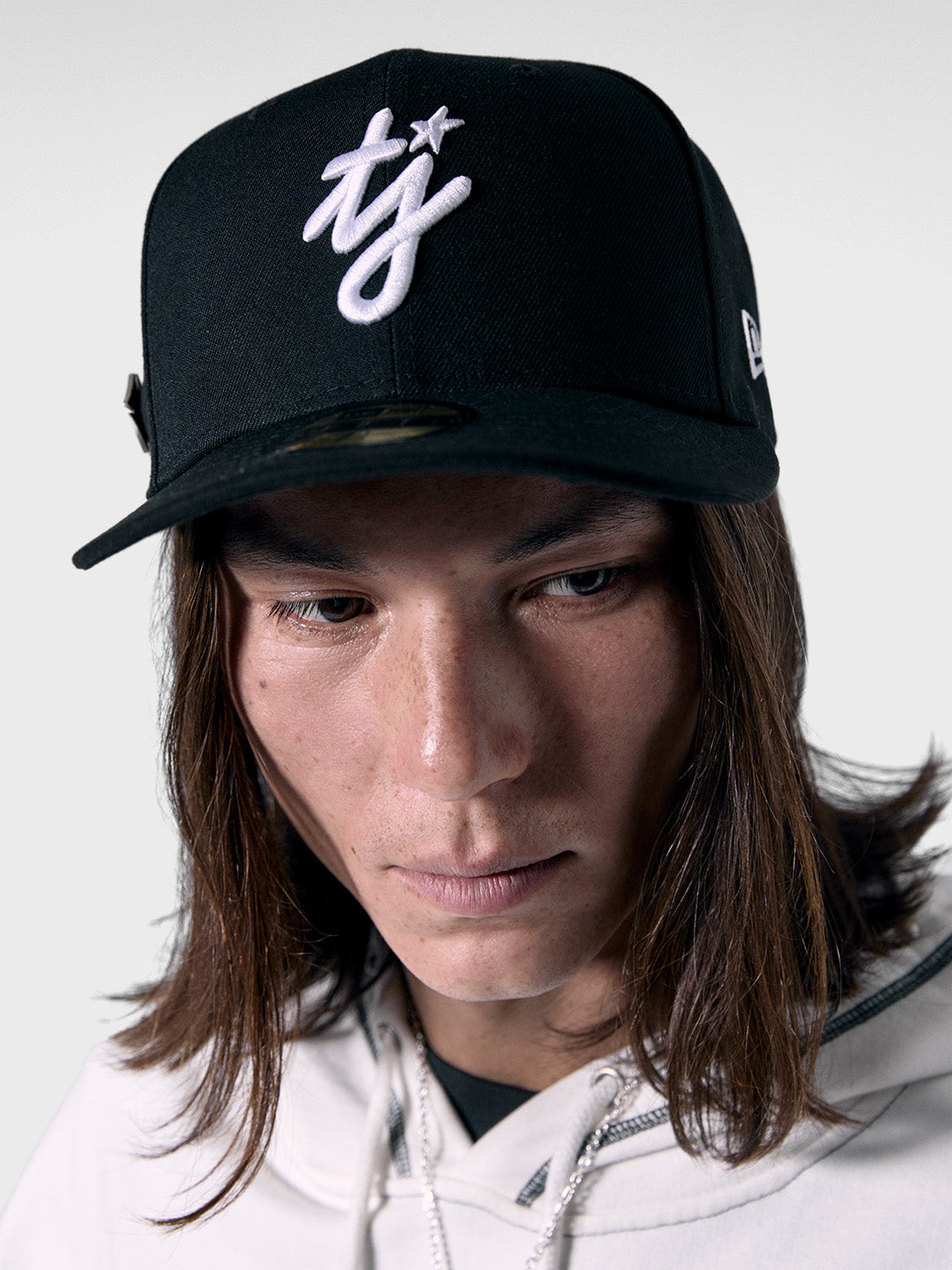 Twojeys x New Era 59Fifty Fitted Cap Black – model voorkant