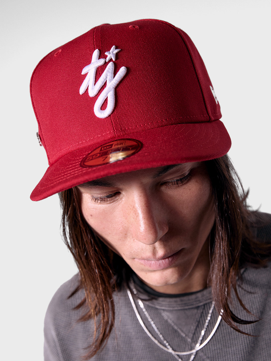 Twojeys x New Era 59Fifty Fitted Cap Red – model voorkant