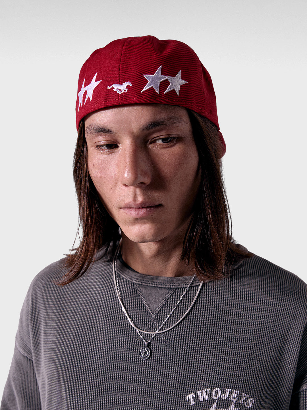 Twojeys x New Era 59Fifty Fitted Cap Red – model achterkant