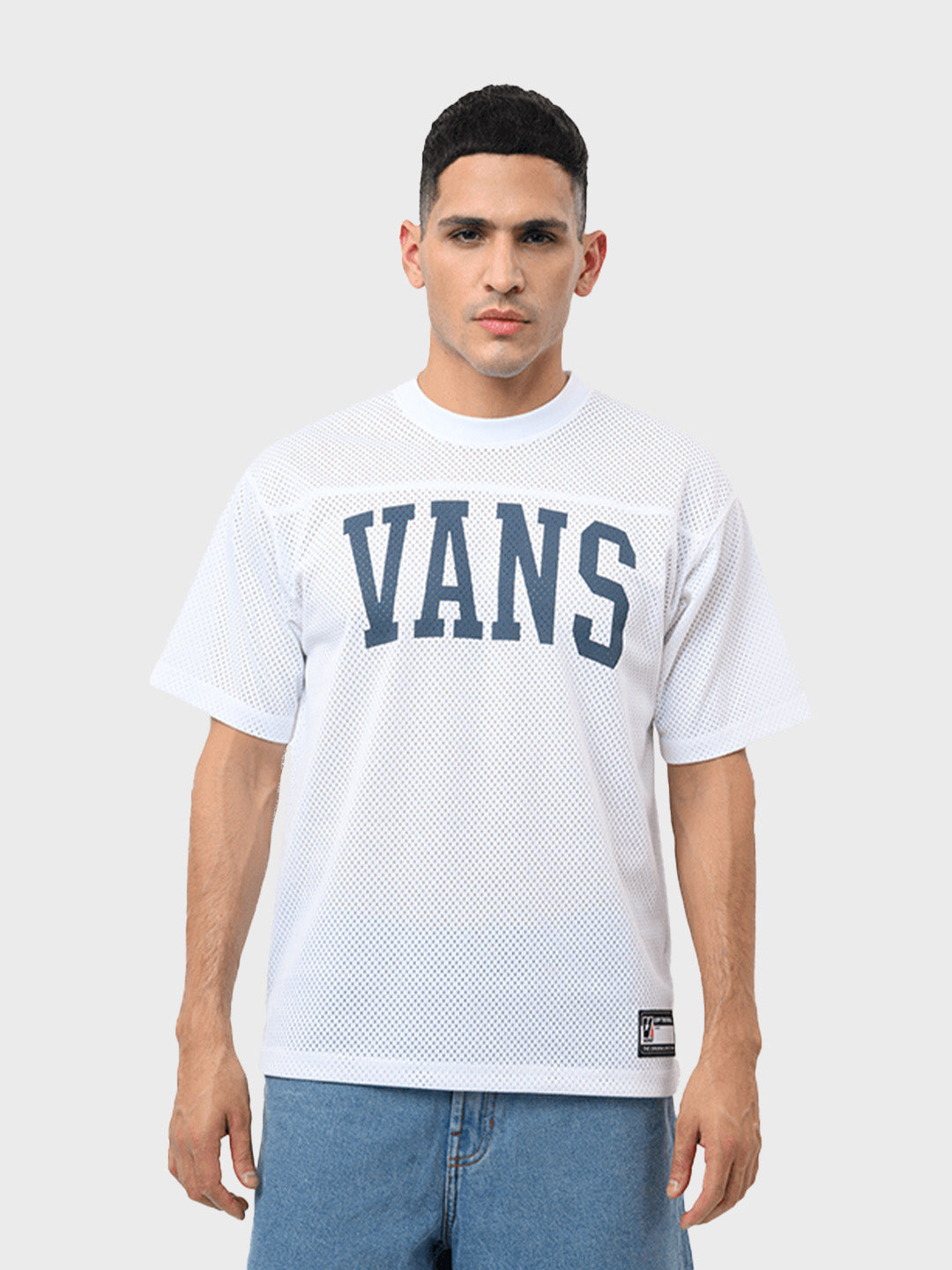 voorkant van de Vans Arched Football Jersey in witte kleur, met grote Vans print op de borst