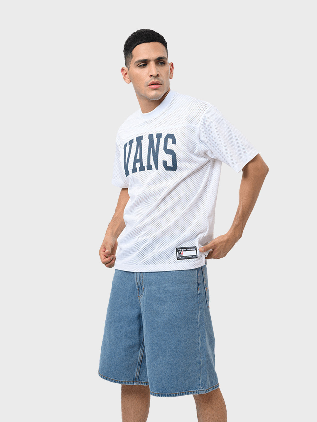 voorkant van de Vans Arched Football Jersey in witte kleur, met grote Vans print op de borst