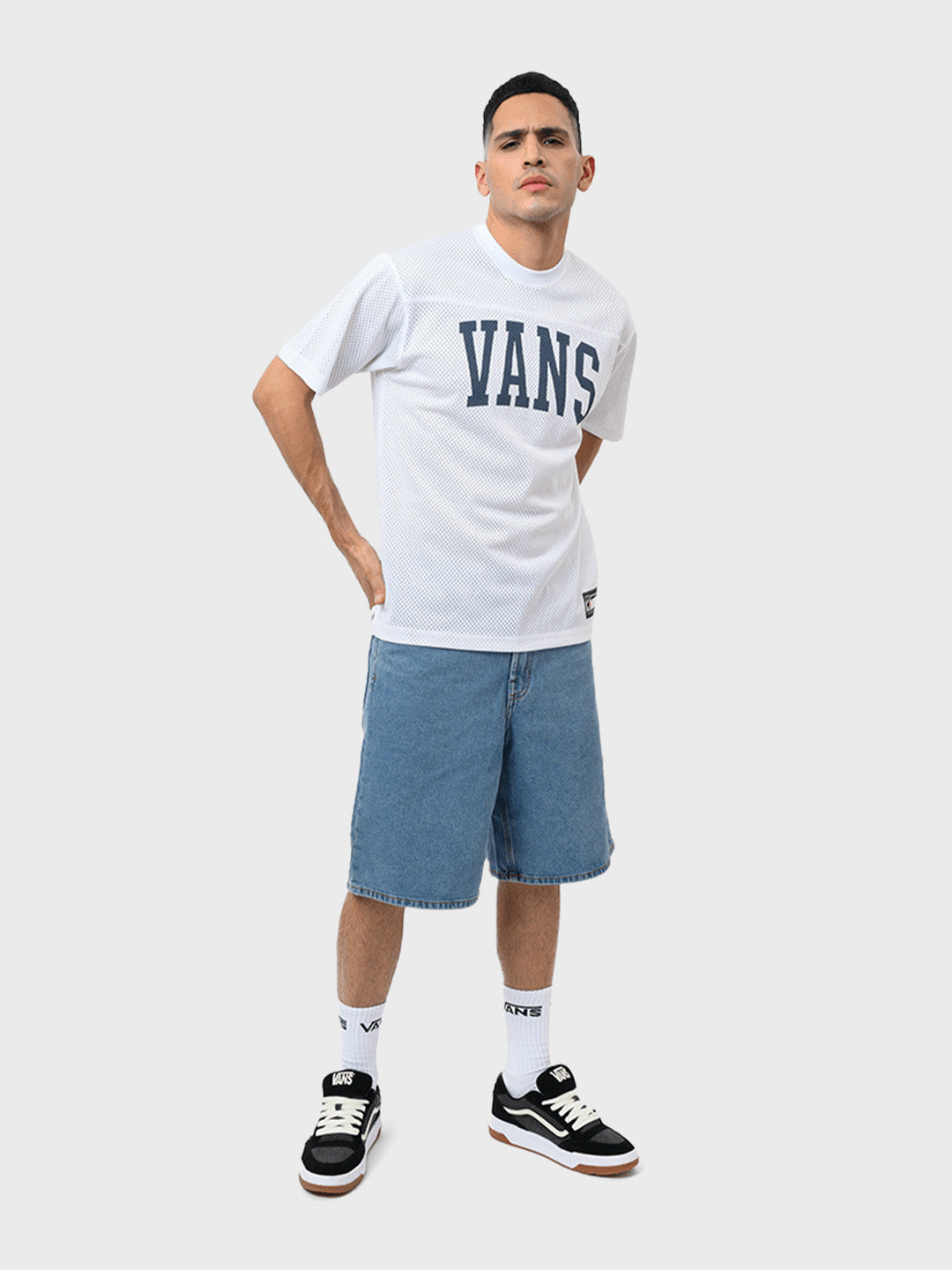 Model draagt  Vans Arched Football Jersey in het wit, met grote Vans print op de borst