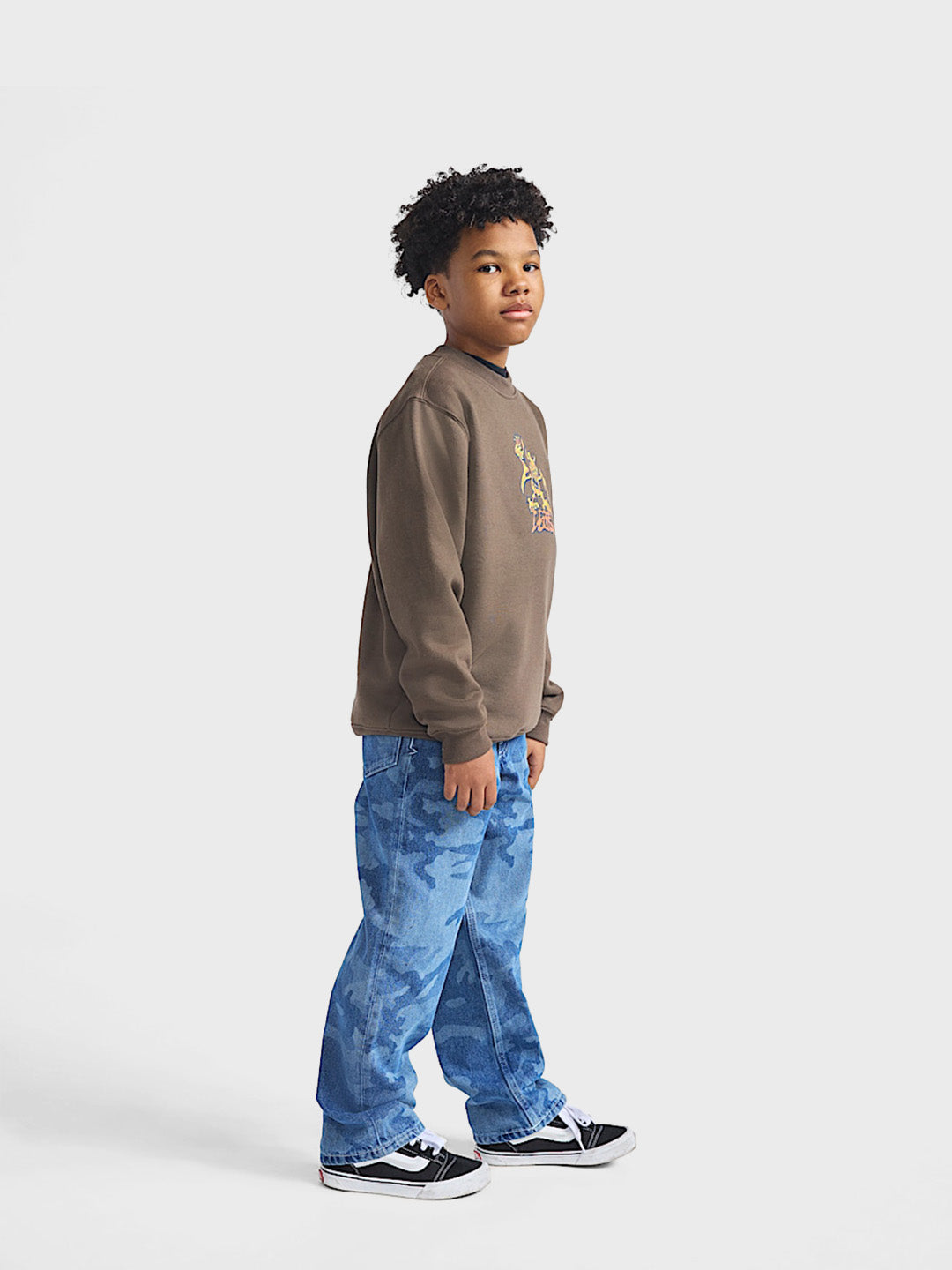 Kidsmodel volledige outfit met Vans Check-5 Camo Print Jeans en T-shirt