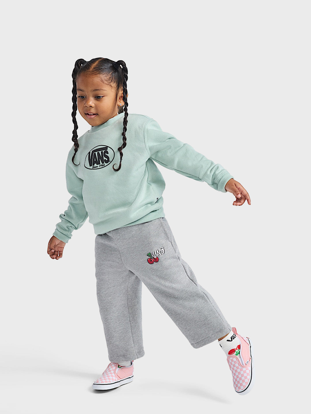 Vans Classic Oval Kids Crewneck Sweater Light Green – model vooraanzicht 2