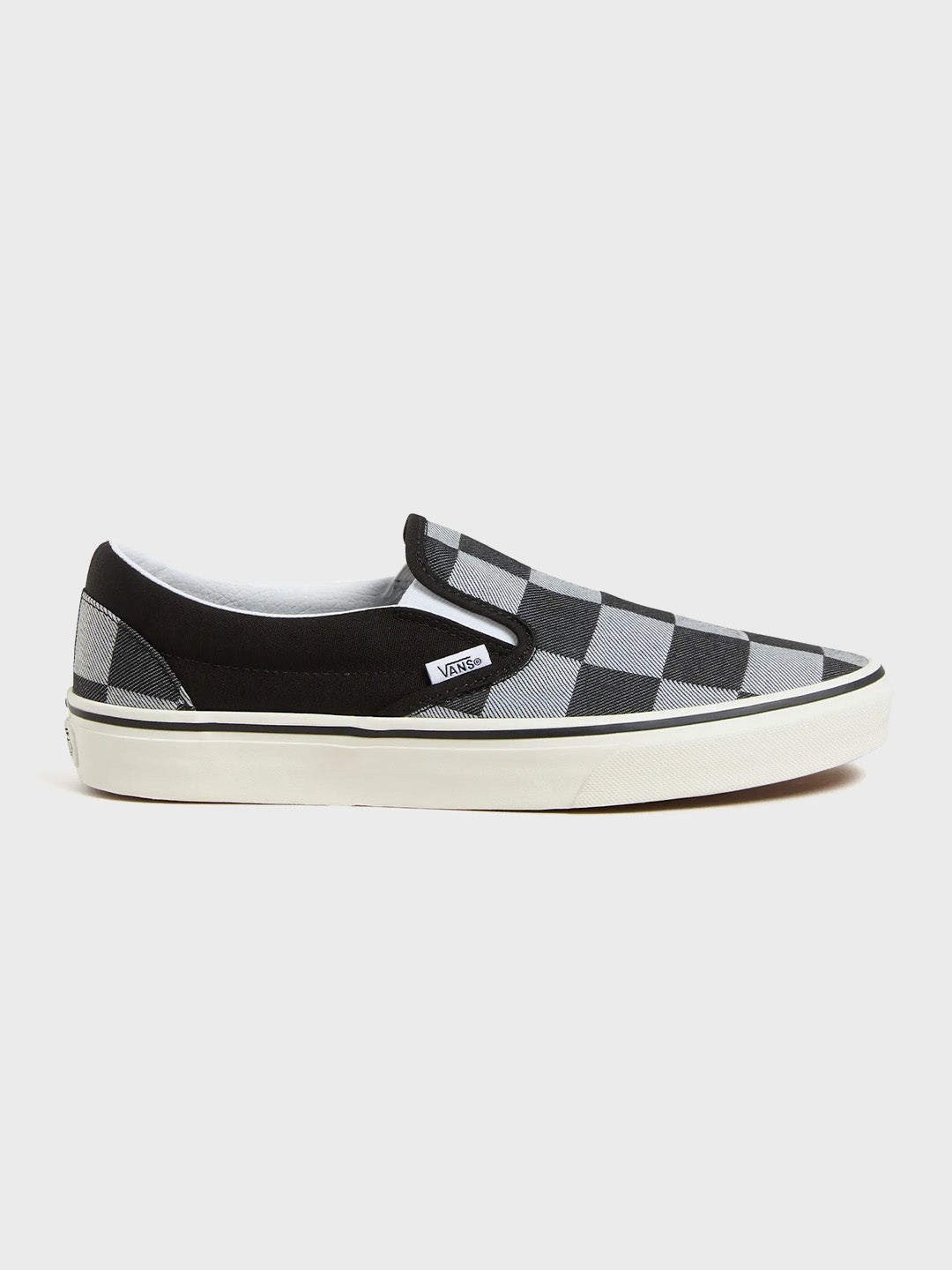 Zijaanzicht van de Vans Slip-On sneakers in Mono Checkerboard Black op witte achtergrond