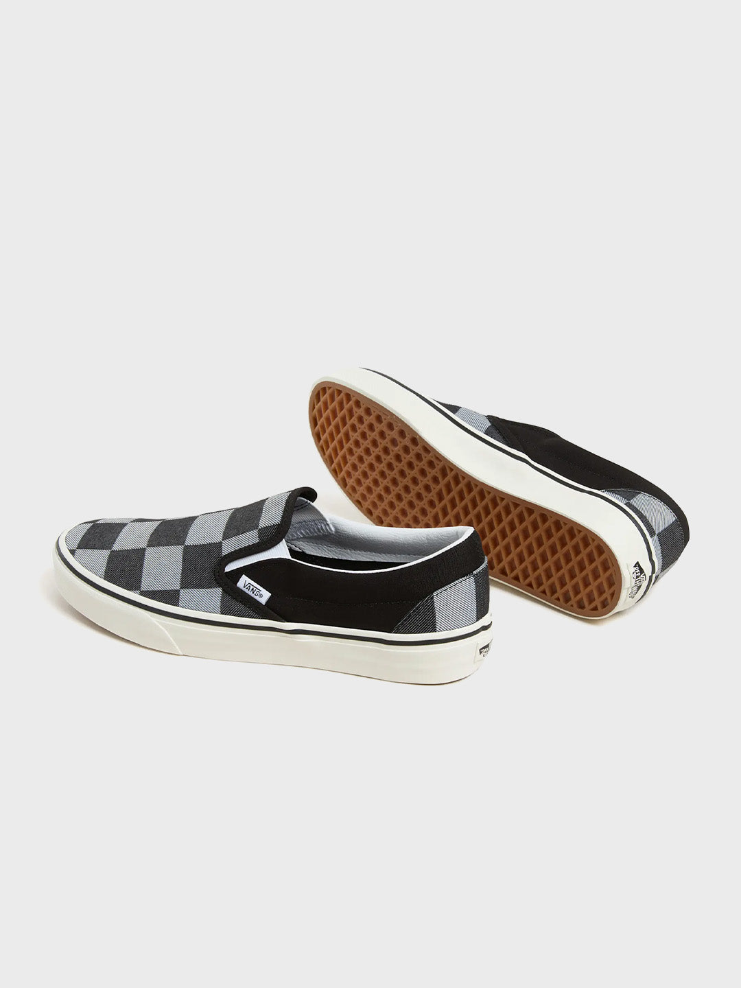 Schuine achterkant van de Vans Slip-On sneakers met zicht op de zool en checkerboard print