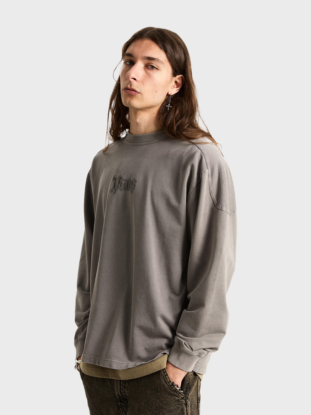 Vans Cromwell Longsleeve Grey – model schuin voor
