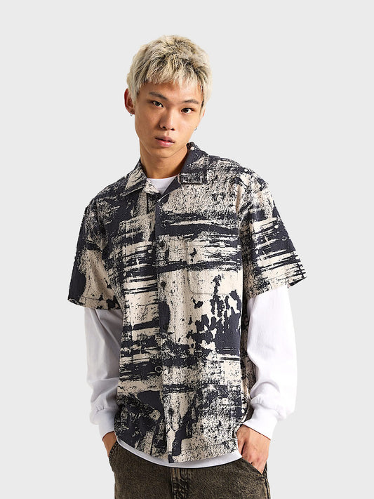 Model draagt Vans overhemd over longsleeve