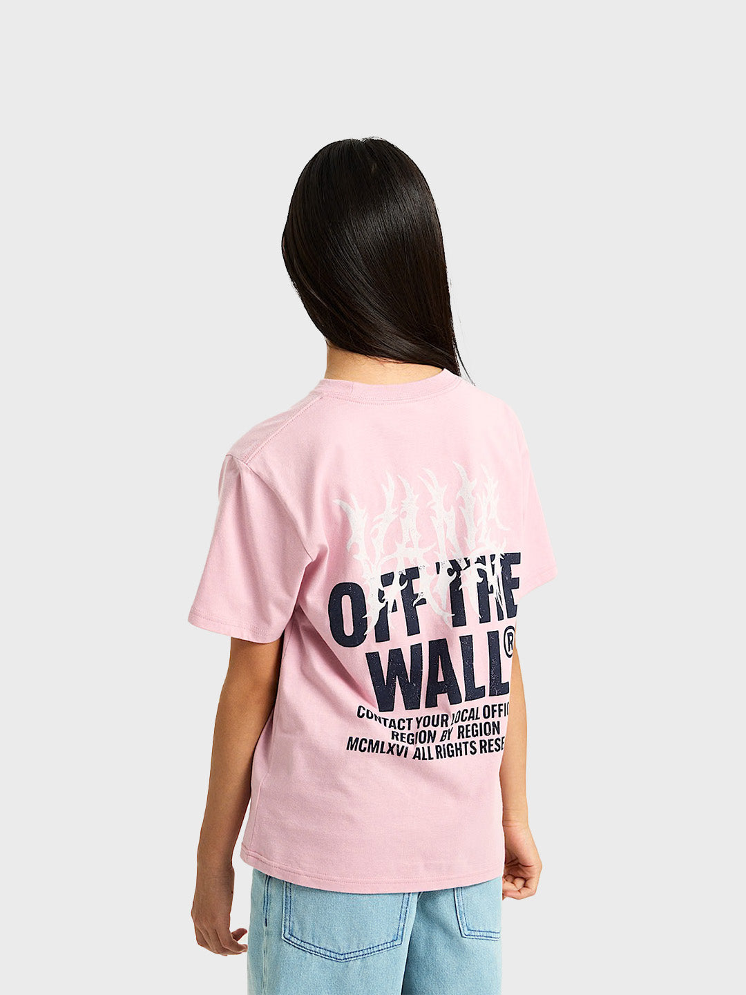 Meisjesmodel toont achterkant Vans Metal Wall Kids T-Shirt in roze met XL-backprint