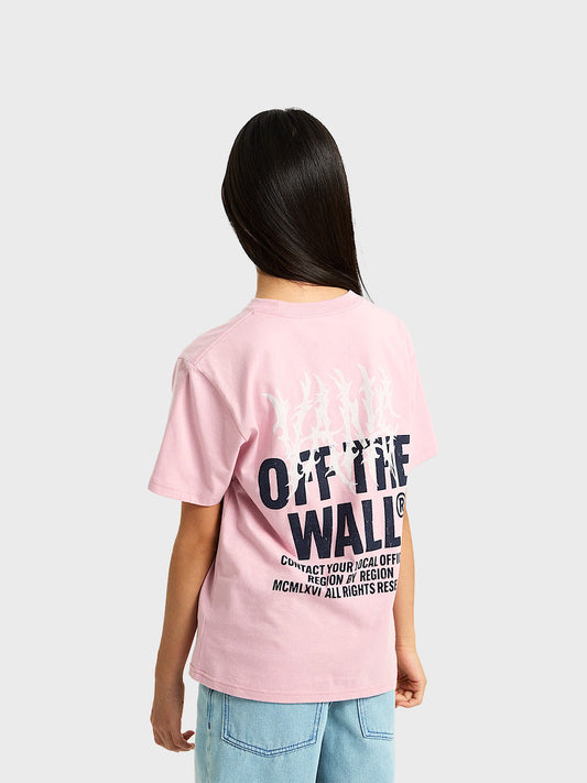 Meisjesmodel toont achterkant Vans Metal Wall Kids T-Shirt in roze met XL-backprint