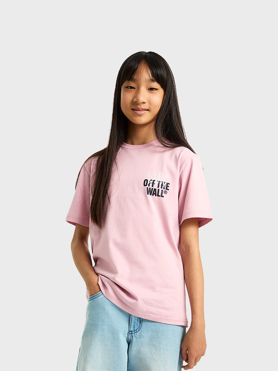 Meisjesmodel draagt voorkant van het Vans Metal Wall Kids T-Shirt met borstlogo