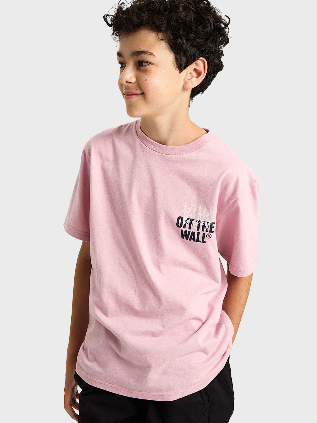 Jongensmodel draagt voorkant Vans Metal Wall Kids T-Shirt in roze