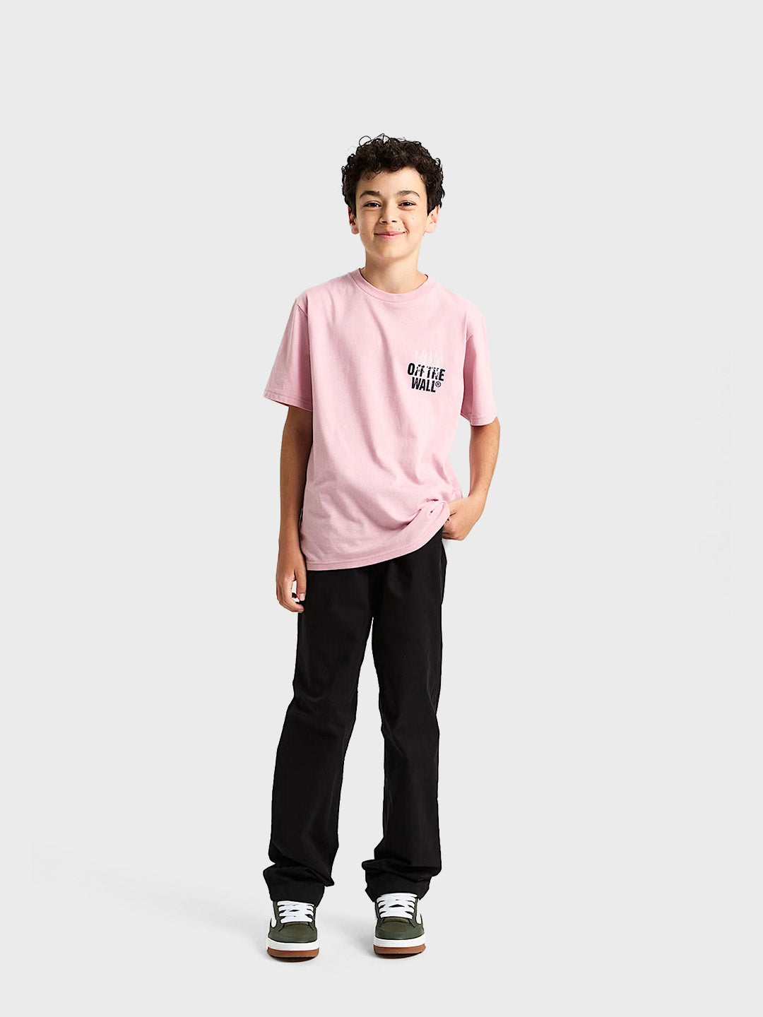 Jongensmodel draagt complete outfit met Vans Metal Wall Kids T-Shirt en sneakers
