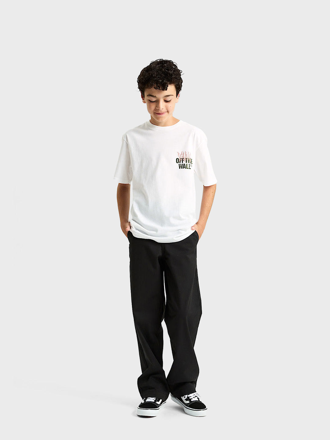 volledige outfit met wit Vans Metal Wall Kids T-Shirt en jeans