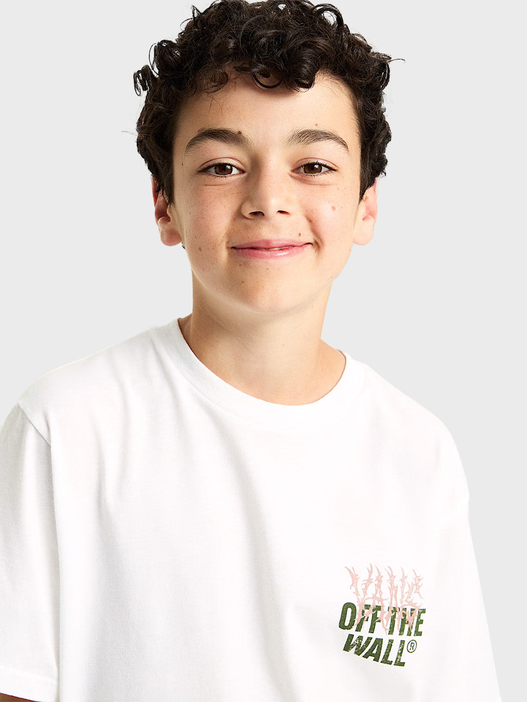 model draagt wit Vans Metal Wall Kids T-Shirt aan de voorkant