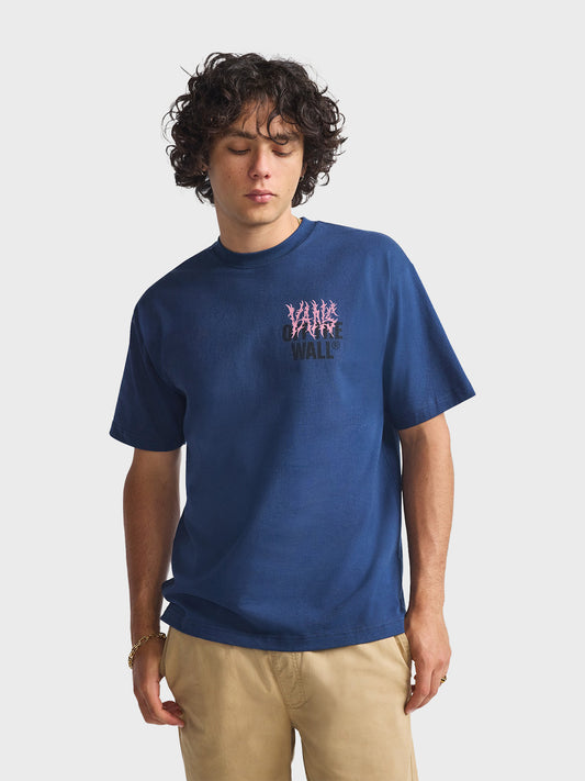 Model draagt Vans Metal Wall T-Shirt Navy – voorkant