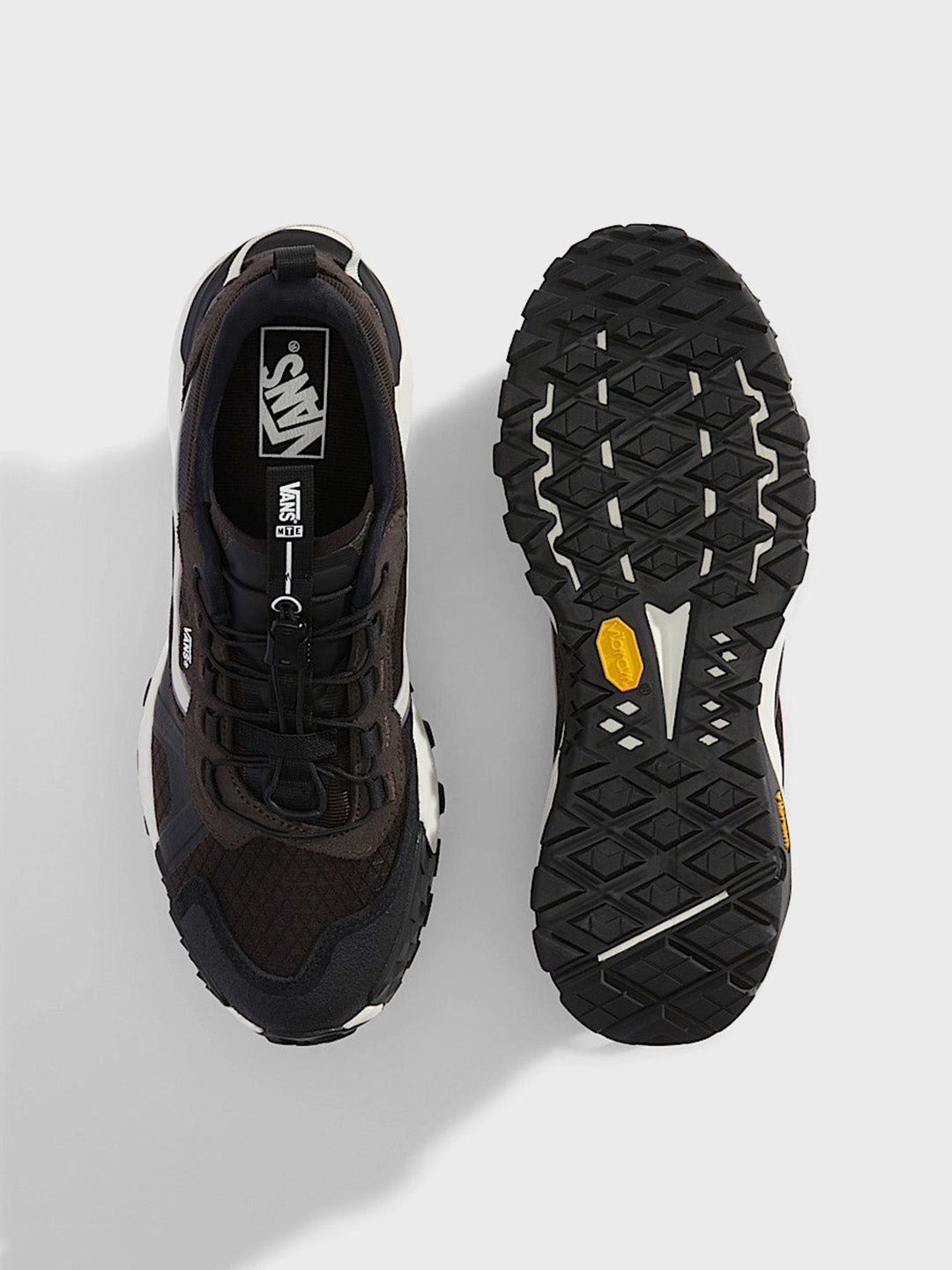 Boven- en onderaanzicht van de sneaker met Vibram-zool