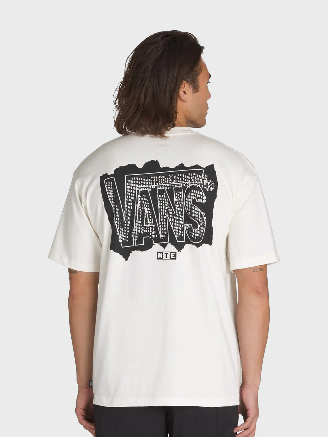 model toont achterkant van het Vans MTE Off Grid T-Shirt in off white