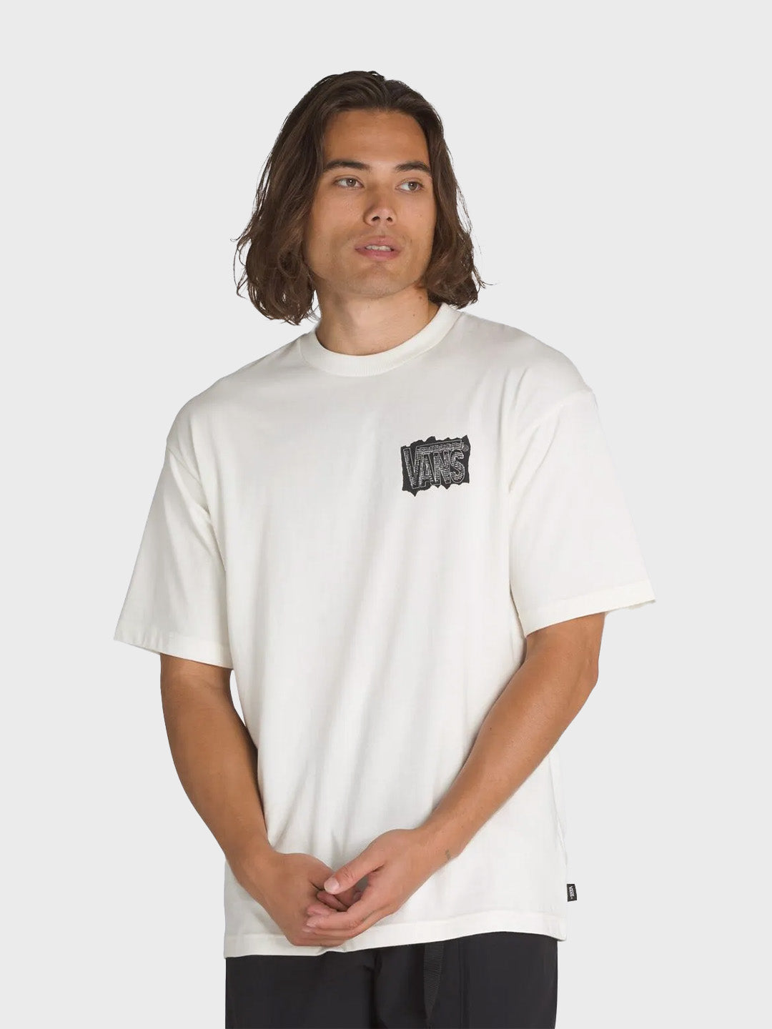 model toont voorkant van het Vans MTE Off Grid T-Shirt in off white
