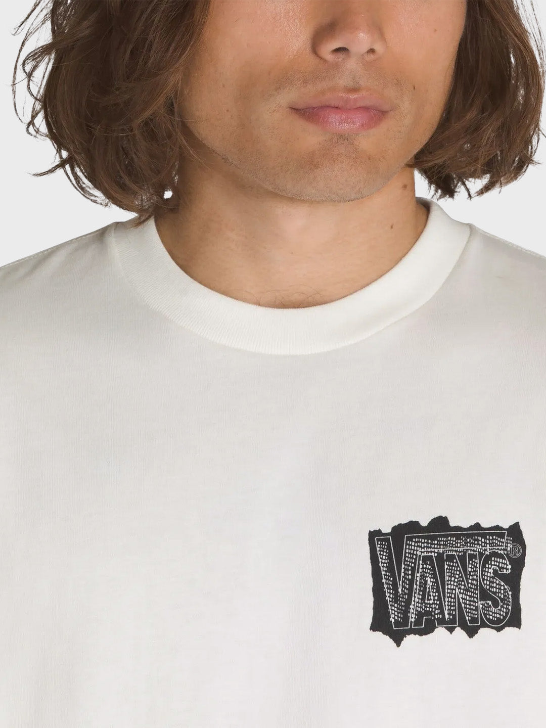 close up van het logo op Vans MTE Off Grid T-Shirt in off white
