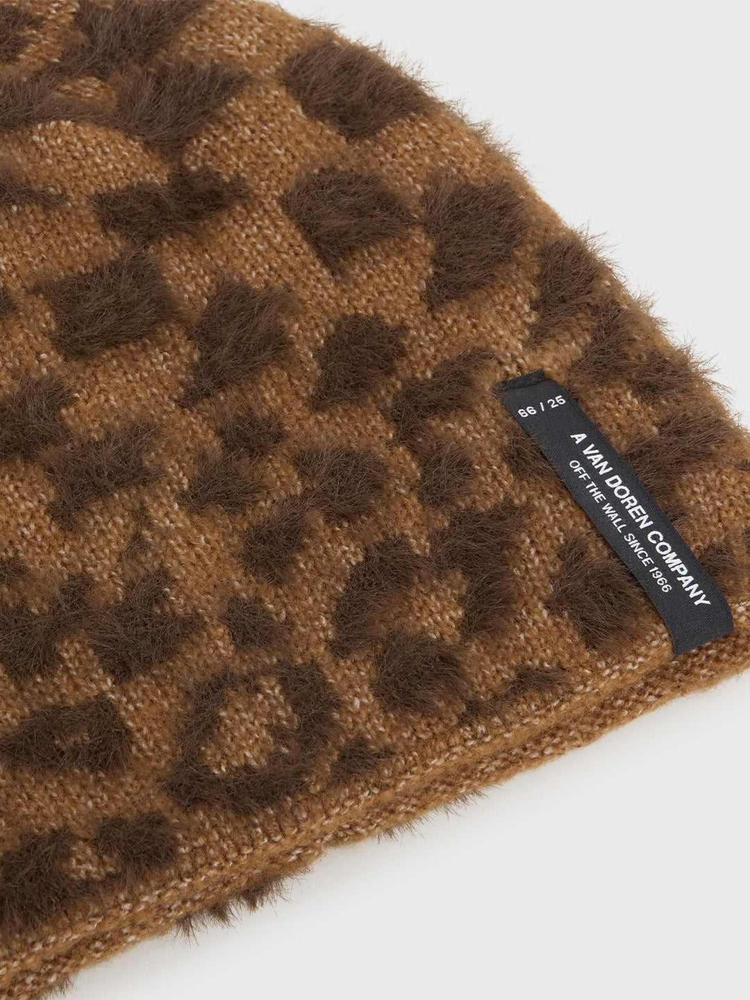 Vans Plaimor Beanie Brown – close-up dierenprint