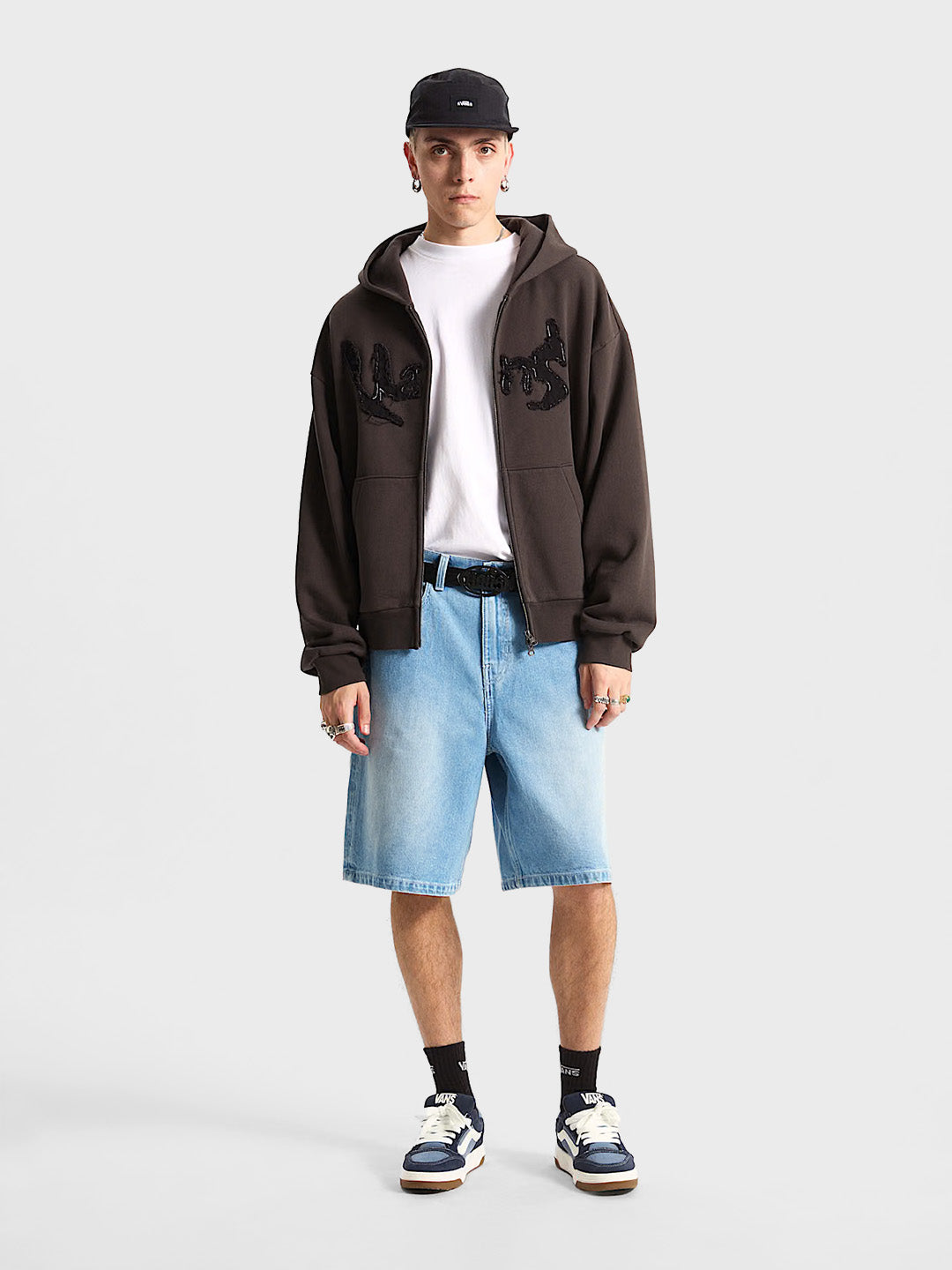 Vans Raw Instinct Zip Hoodie Faded Black – model voorkant met rits open