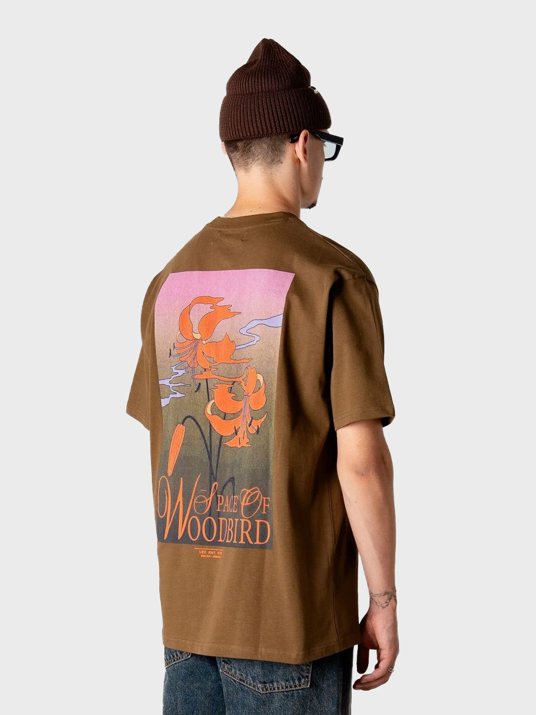 Woodbird grafisch t-shirt – model schuin achteraanzicht