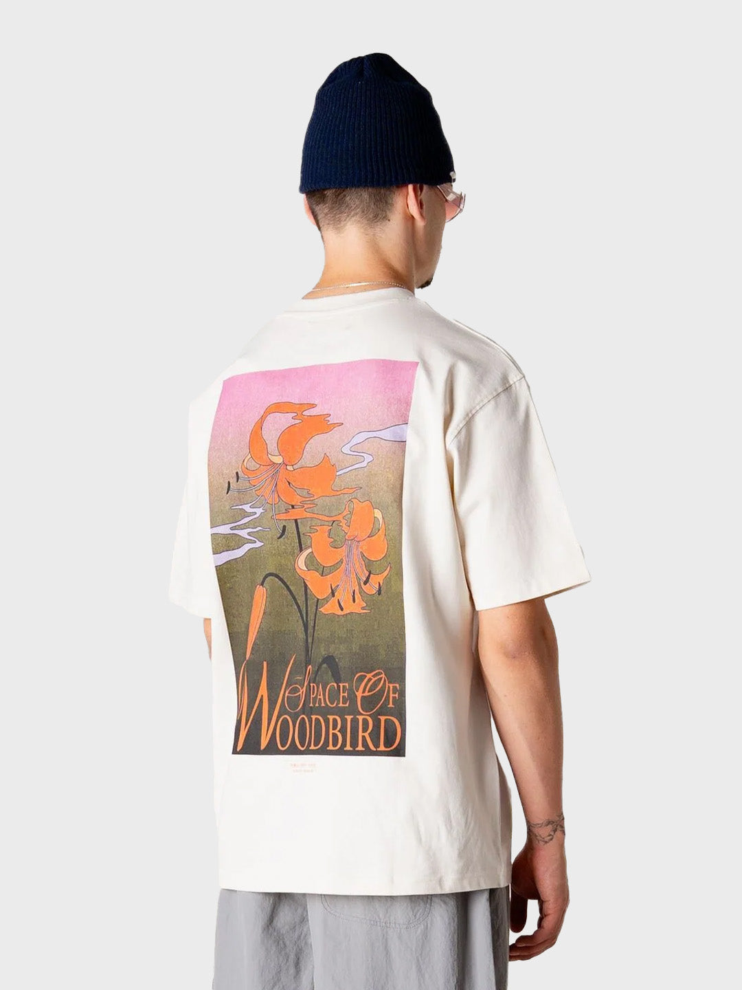 Woodbird grafisch t-shirt – model schuin achteraanzicht