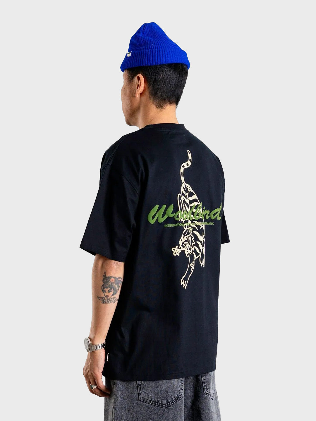 Woodbird graphic tee – model schuin achteraanzicht