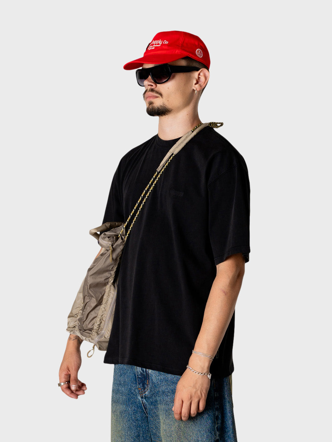 Woodbird WBBaine Warp Acid T-Shirt Black - zijkant model