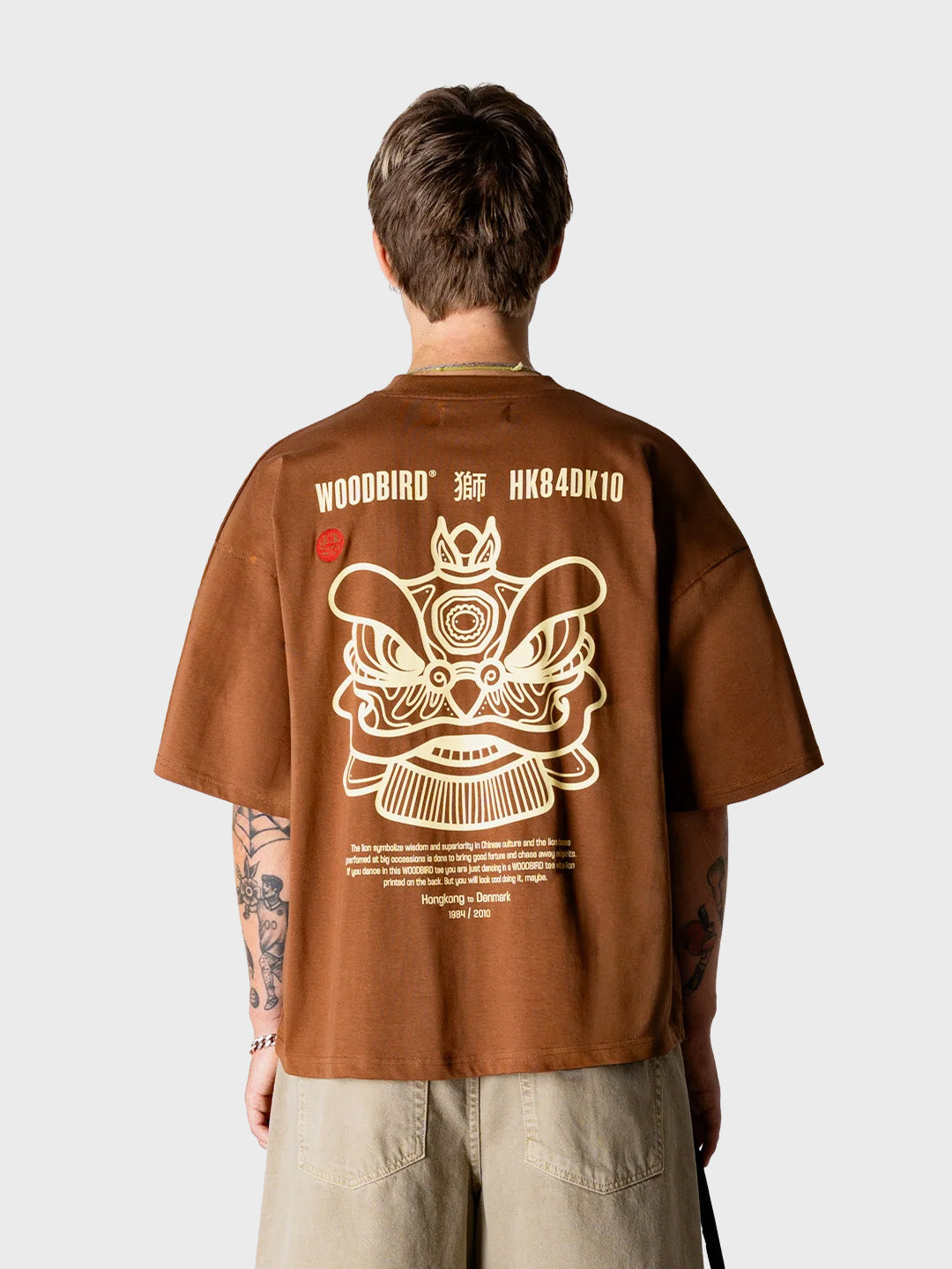 Woodbird WBBeam Lion T-Shirt Brown - model achterkant