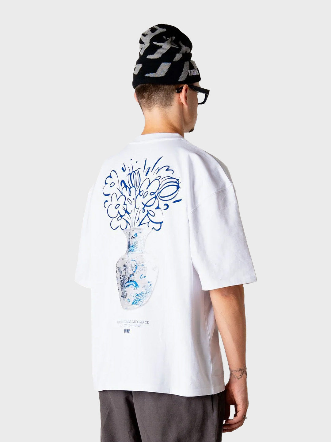 Woodbird tee met handgetekende Ming-vase print – model schuin achter