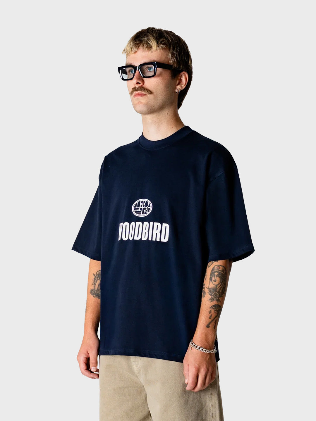 Woodbird WBBeam Nine T-Shirt in Dark Navy - schuin voor