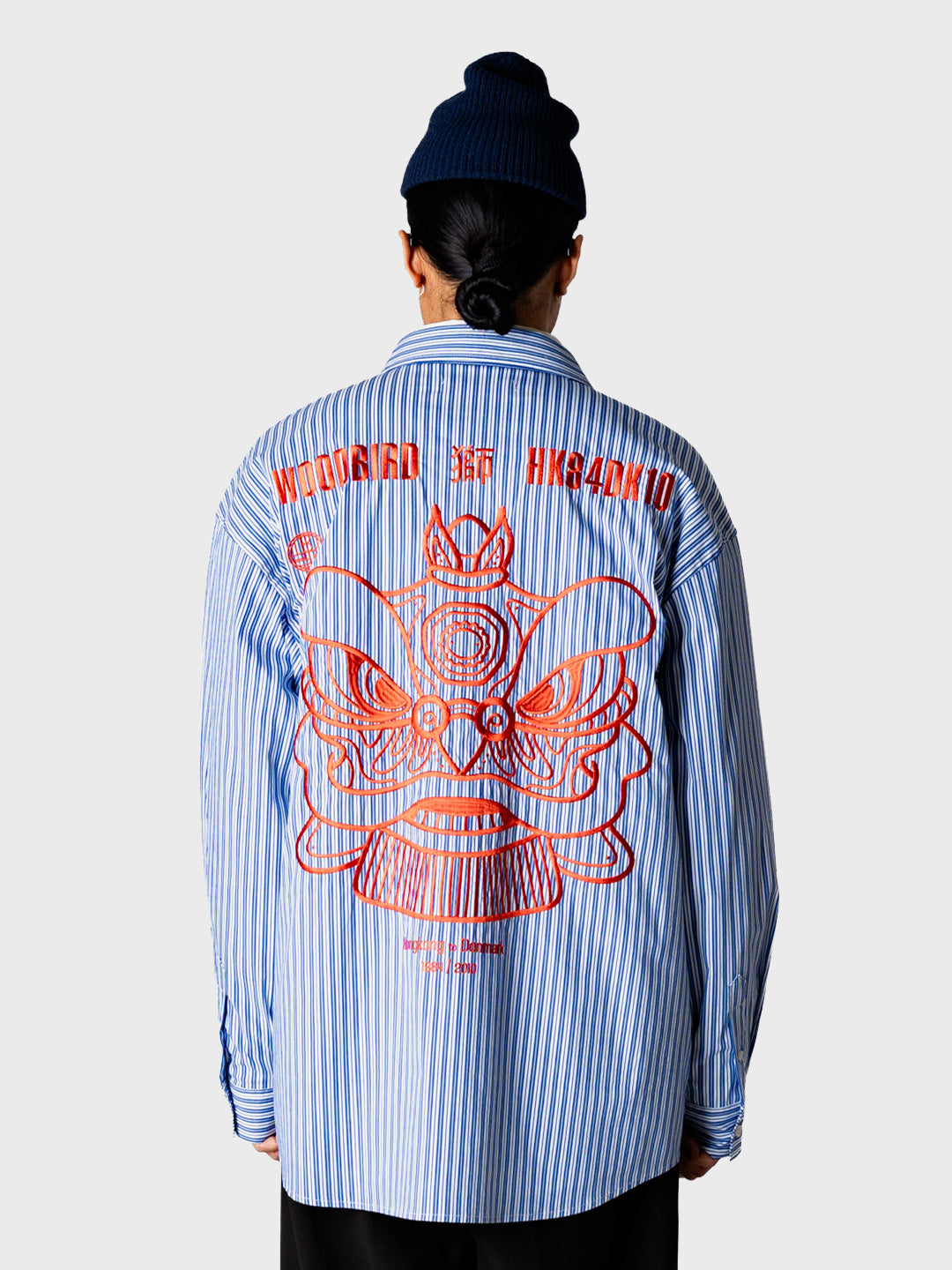 Woodbird WBBrooks Lion Shirt Light Blue - model achterkant