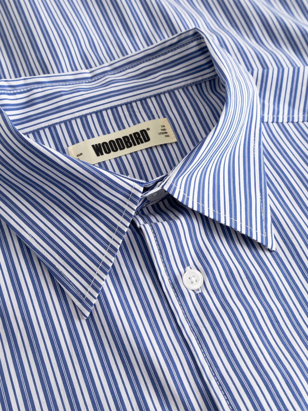 Woodbird WBBrooks Lion Shirt Light Blue - close-up kraag