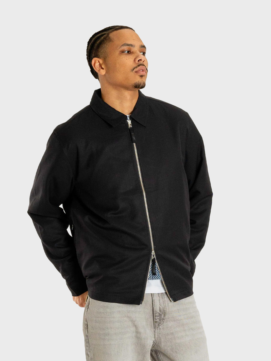 Woodbird overshirt heren zwart – model schuin vooraanzicht