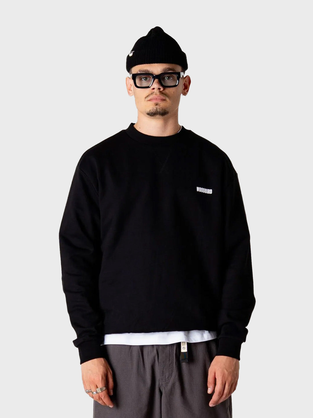 Woodbird crewneck voor heren – zwart model voorkant
