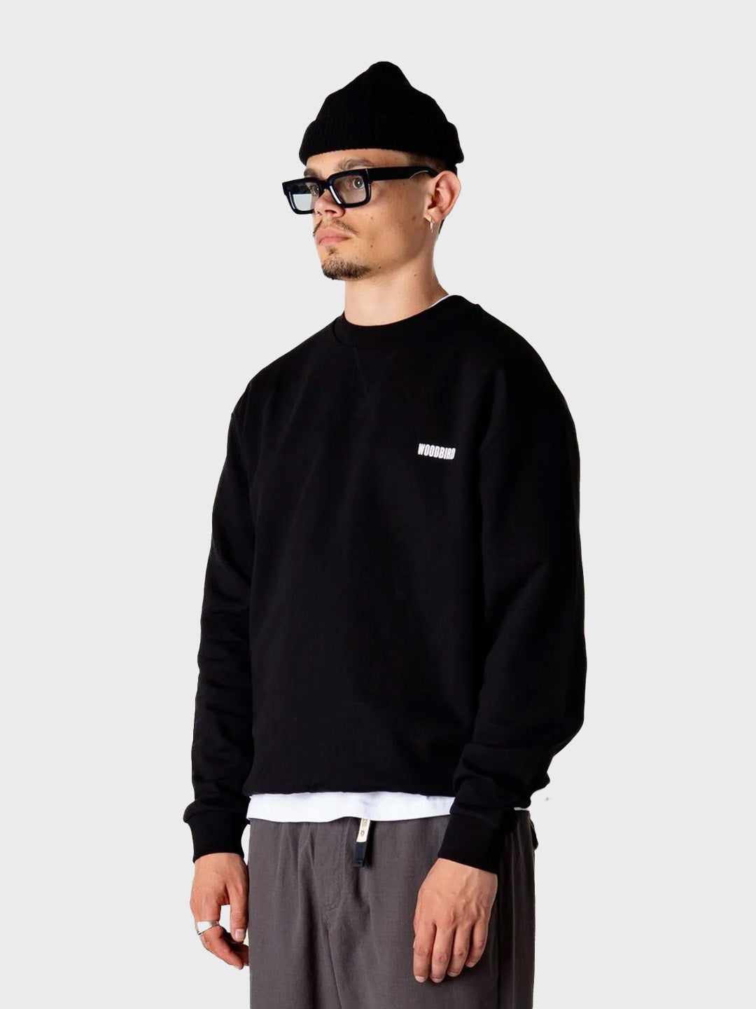 Woodbird sweater met graphic – model schuin voor