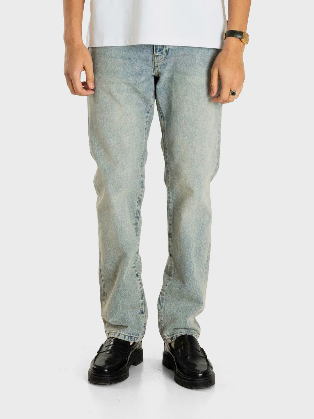 Woodbird WB Doc Dawn Jeans Light Blue – model vooraanzicht