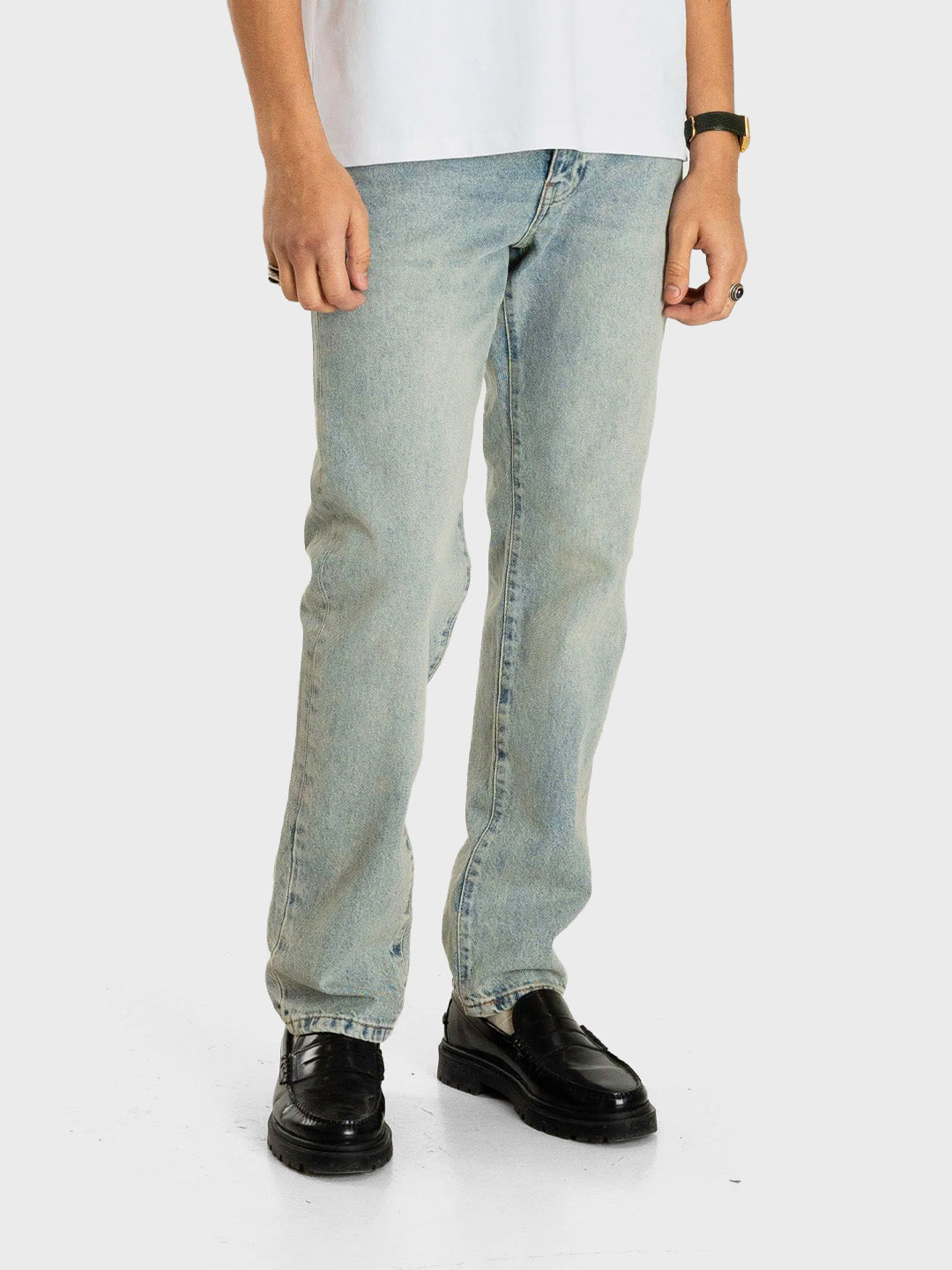 Woodbird jeans heren – model schuin vooraanzicht
