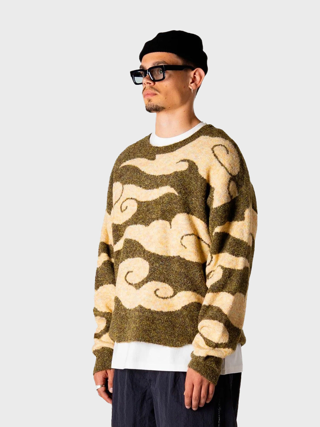 Woodbird cloud sweater – model schuin vooraanzicht