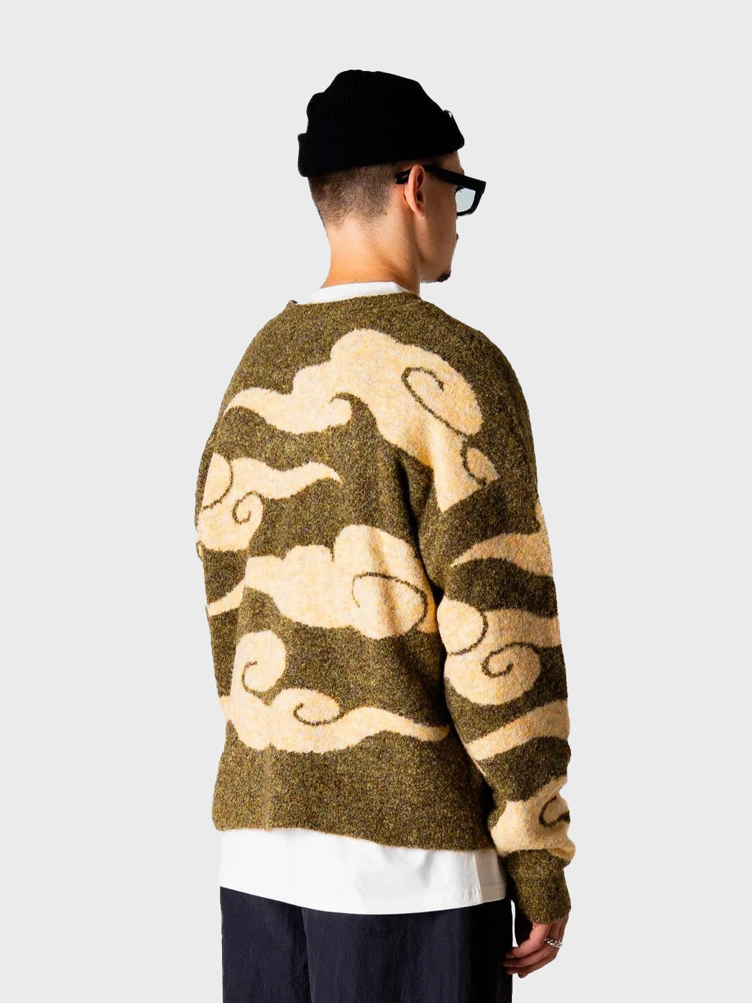 Woodbird knitted sweater – model schuin achteraanzicht