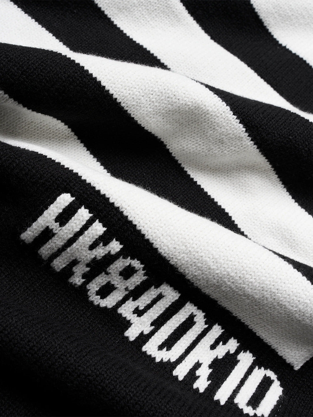 Woodbird WBKurt Knitted Sweater Black – close-up