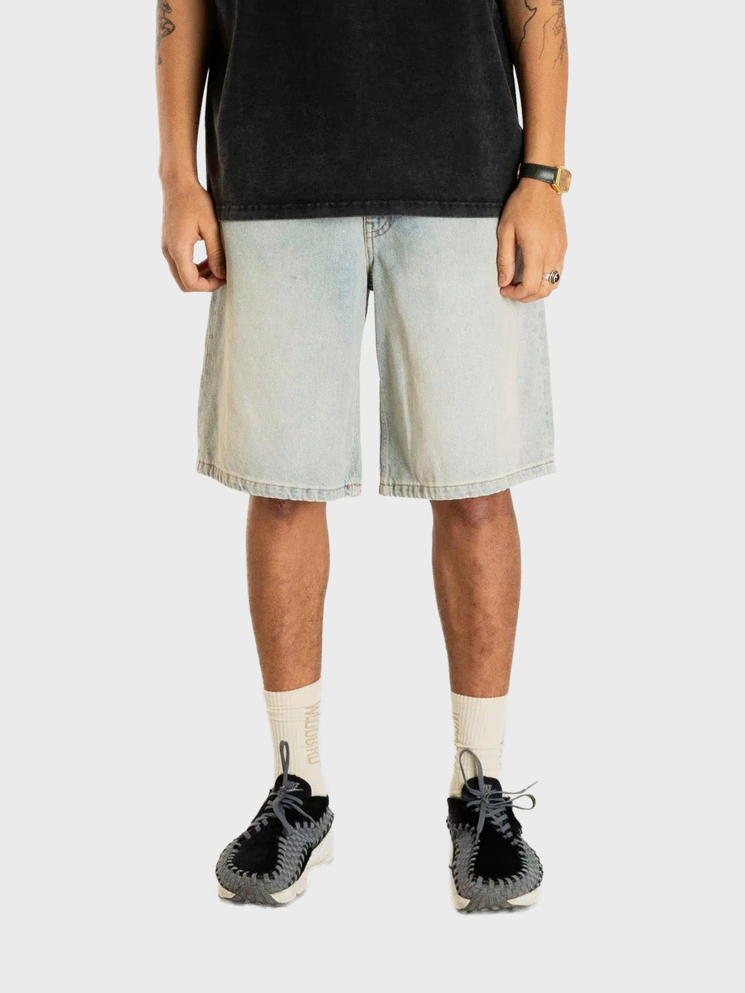 Woodbird WBLeroy Dawn Denim Shorts Light Blue - model voorkant