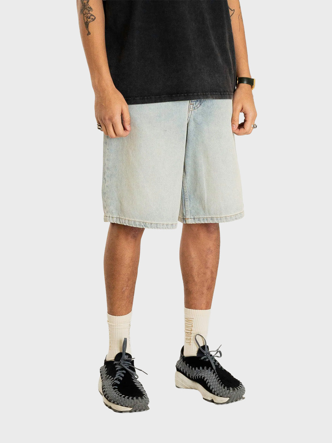 Woodbird WBLeroy Dawn Denim Shorts Light Blue - model zijkant
