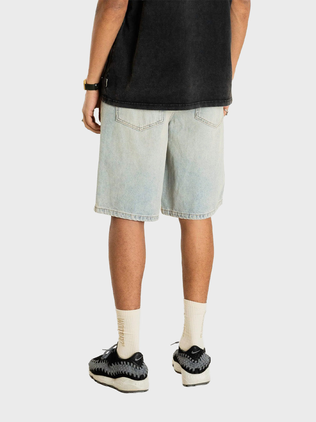 Woodbird WBLeroy Dawn Denim Shorts Light Blue - model achterkant
